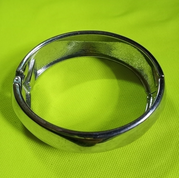 Silvertone smooth wavy hinged bracelet 2 x 2.5 i.d. - Picture 5 of 9